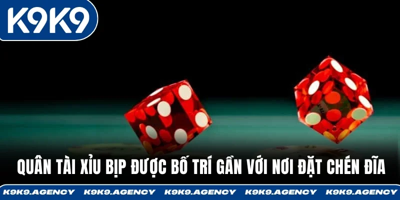 Quân Tài Xỉu bịp được bố trí gần với nơi đặt chén đĩa